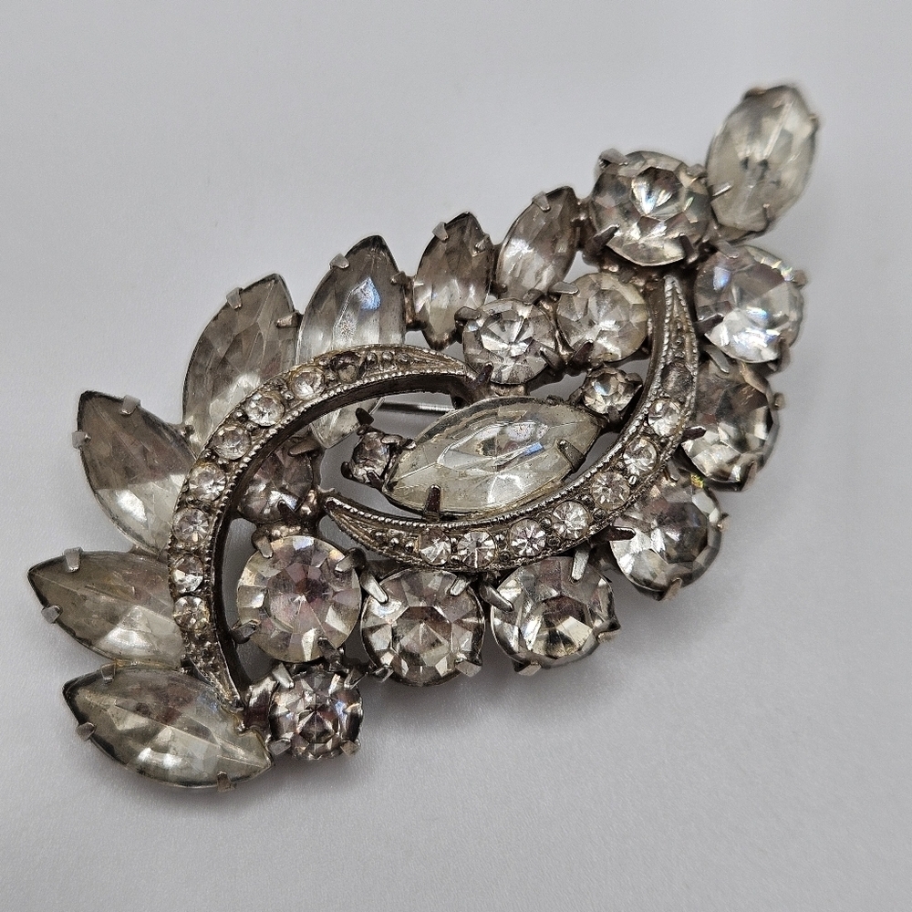 VINTAGE Weiss Glass Rhinestone Silver Tone Abstract Swirl Brooch Pin Unsigned
